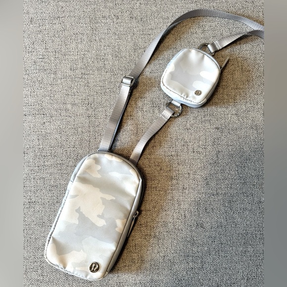 Lululemon modular phone crossbody bag🤍🩶 - Picture 1 of 9